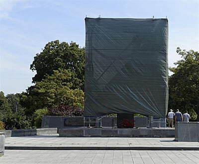 Pomn�k herci J. Plachtovi  - prost�ednictv�m  starosty Prahy 6