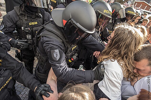 Tkoodnci zasahuj proti antifaistm na jejich protestu proti akci Okamurovc, duben 2019.