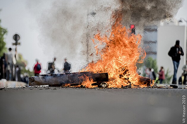 Jeden z nkolika oh zaplench demonstranty pi nepokojch v Pai. 1.5.2019, Pa, Francie.