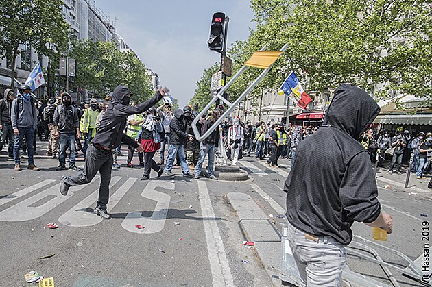 Radikln demonstranti hz smrem na tkoodnce sti kovovho zbradl. 1.5.2019, Pa, Francie.