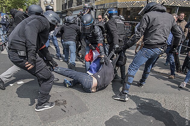 Policist zasahuj proti demonstrantovi, kter dlal vtrnosti. 1.5.2019, Pa, Francie.