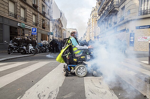 Demonstrant na invalidnm vozku vjel do prostoru mezi demonstranty a tkoodnce. Policist proti nmu pouili slzn plyn. 1.5.2019, Pa, Francie.