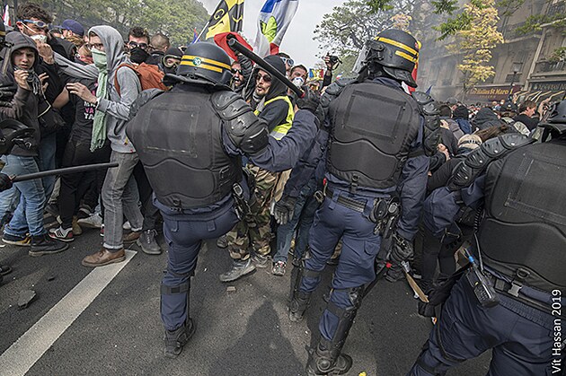 Tkoodnci vytlauj dav demonstrant. 1.5.2019, Pa, Francie.
