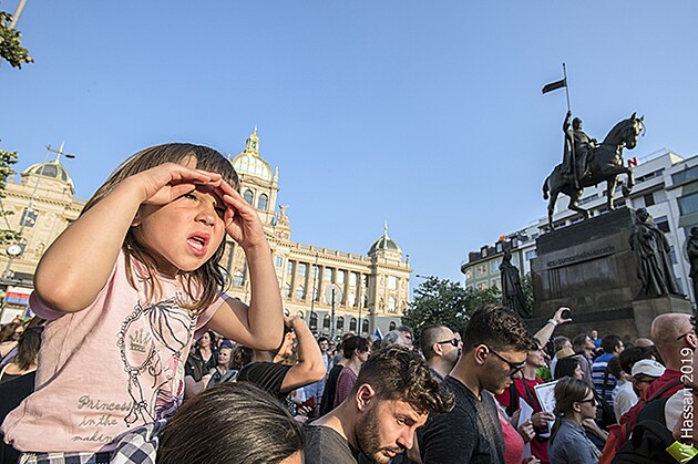 Holika pozorujc dav lid na demonstraci proti Andreji Babiovi organizovan hnutm Milion chvilek, erven 2019.