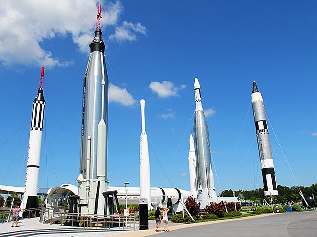 Tak zvan raketov zahrada, kterou najdete hned za vstupn branou. Jsou zde vystaveny rakety z potku raketovho programu NASA. Na boku pak le Saturn 1B.