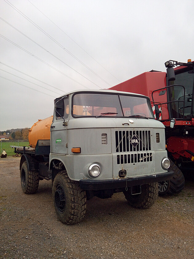 A nakonec trocha nostalgie :-) Tenhle kousek, stejn jako Zetor 7711 ukryt v hangru, nejsou na prodej. Pat fovi dealrstv zemdlsk techniky v msteku na pomez starch a novch spolkovch zem a slou hlavn na pardu :-)