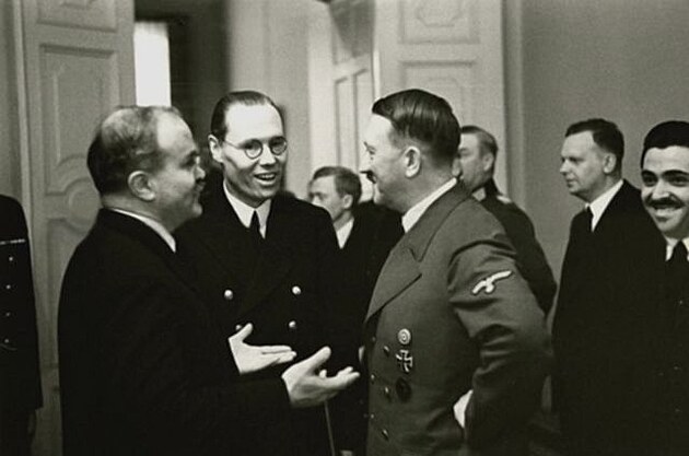 Soudruh Molotov na pracovn sndani u soudruha Hitlera. Berln listopad 1940 Tma: vzjemn spojenectv a spoluprce.