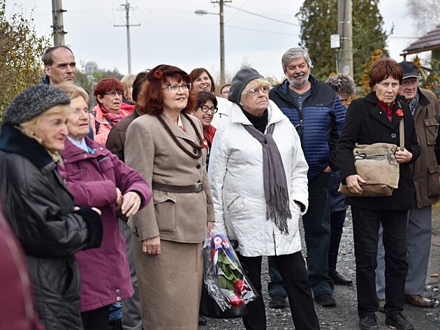 Lhota nad Moravou. P�ed rodn�m domem Jana Opletala.