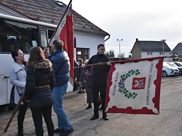 Nastupujeme, vystupujeme. Hole, berle, vlajky, kroje, to v�e s �sm�vem a v pohod�.