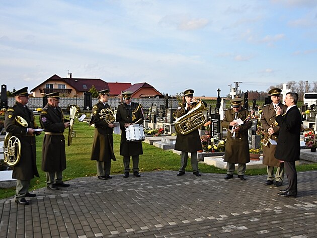 Vojensk� kapela hraje Ve�erku a �eskou hymnu