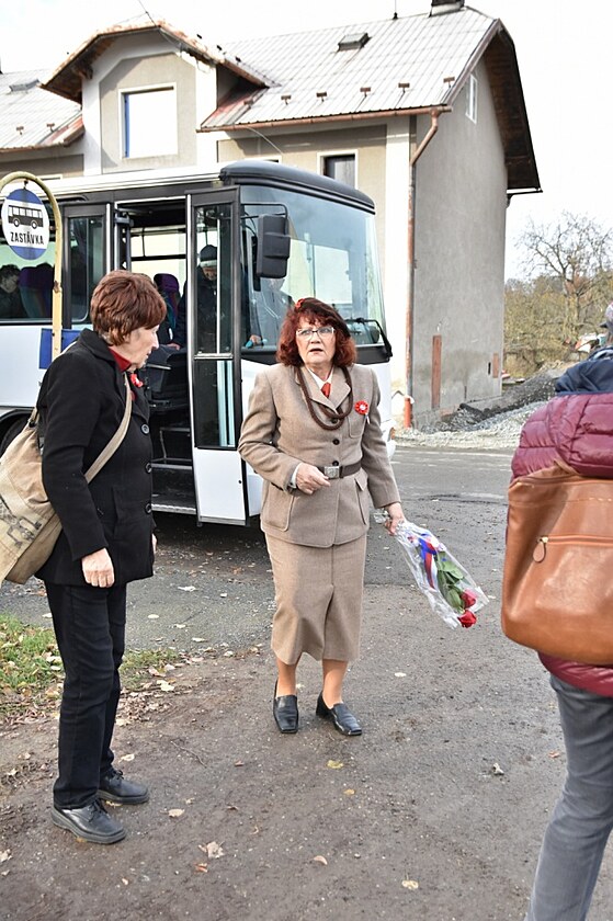 Ze Lhoty nad Moravou k hrobu Jana Opletala v N�kle. P�esun autobusem.
