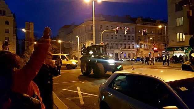 Traktory opouštějí demonstraci na Letné, stmívá se...