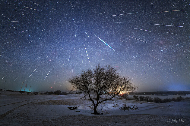 14. 12. 2019 - maximum meteorickho roje Geminid bude letos ruit svit Msce; fotografie meteor stejnho roje z roku 2017 se stala Astronomickm snmkem dne.