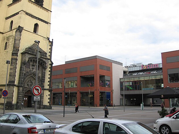 Kostel a kolem obchodn centrum Forum
