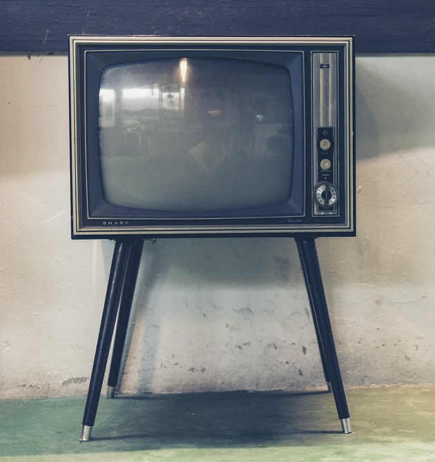 Star televize s katodovou trubic, kde se obraz vyskresluje na obrazovce dopadem elektron.