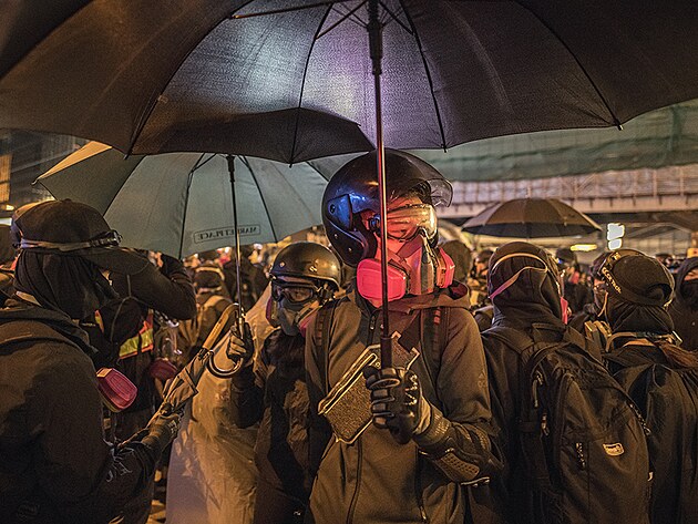 Demonstrant v Hongkongu s detnkem. Prosinec 2019, Hongkong.