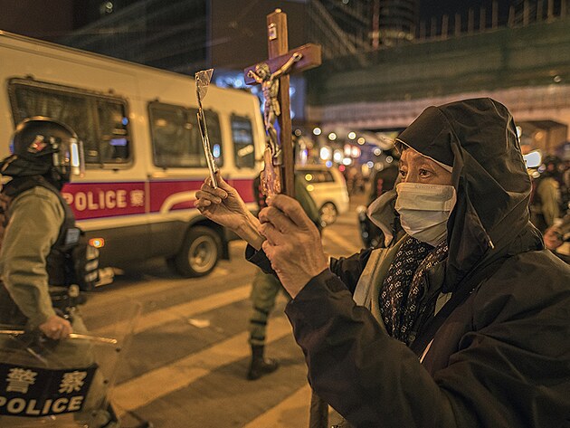 Demonstrant policii nastavuje Svat k. Hongkong, prosinec 2019.