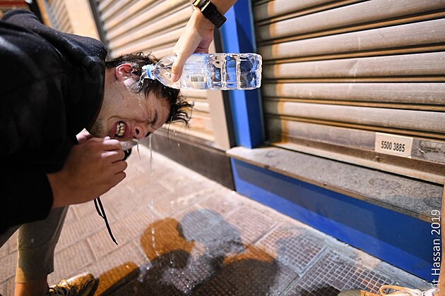 Demostrant po zsahu slznm plynem, listopad 2019, Hong Kong.