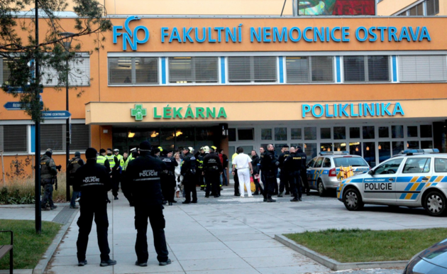 Policie stoj� p�ed FN Ostrava a komunikuje s person�lem