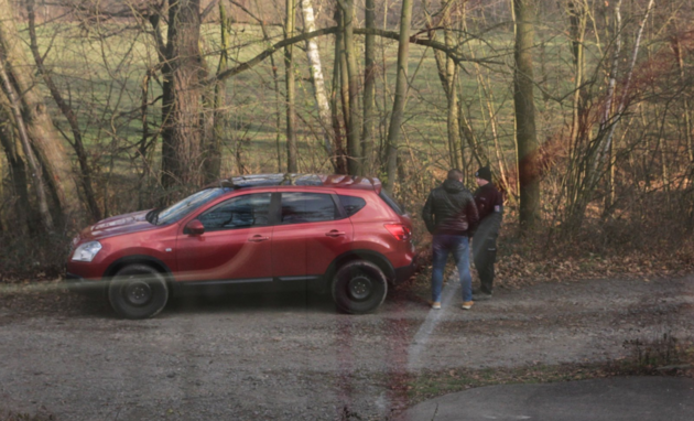 Vrah se v aut� zast�elil pravd�podobn� dv�ma v�st�ely.