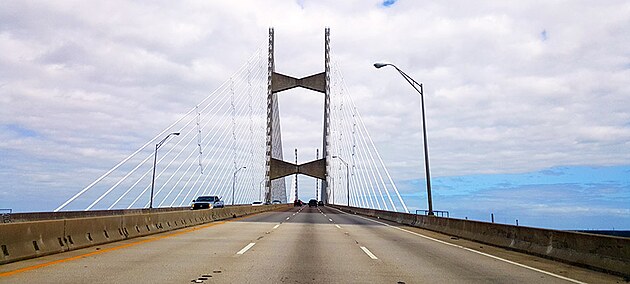Dames Point Bridge pes eku Svatho Jana, kter kus odtud st do Atlantickho ocenu. Most byl postaven v roce 1989 a psob docela monumentln.