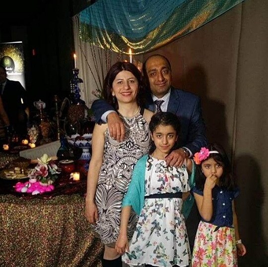 Prof. Pedram Mousavi, jeho ena Mojgan Daneshmand a jejich dcerky Daria a Dorina.