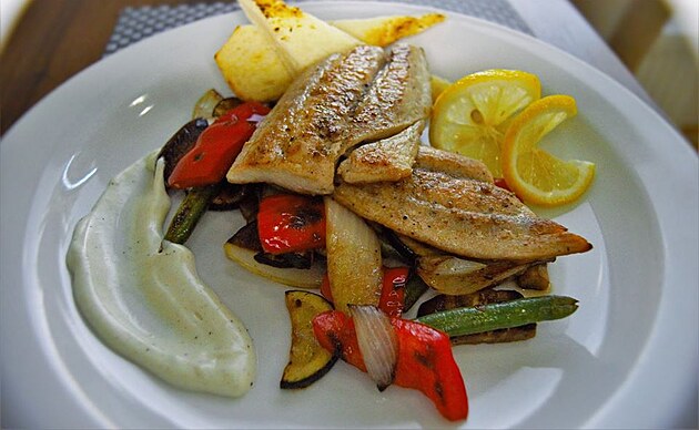 Ryba a grilovan zelenina