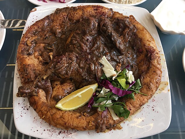 Grilovan kue na pit ve sladkokysel omce, Palestinsk specialita