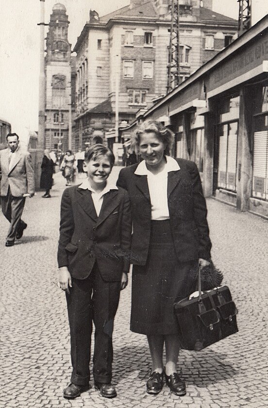 Ivan s maminkou v Praze, 1959