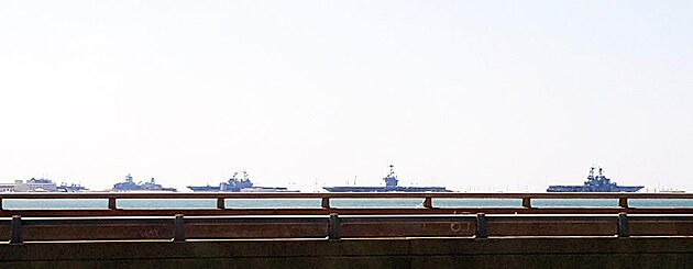 Nkolik letadlovch lod, kotvcch v pstavu v sti nazvan Norfolk Naval Station. Za n, muskou st posdky, rozhodn obrovsk zitek. Na Domu to zase takov dojem neudlalo. Prej "lod, no a co?".