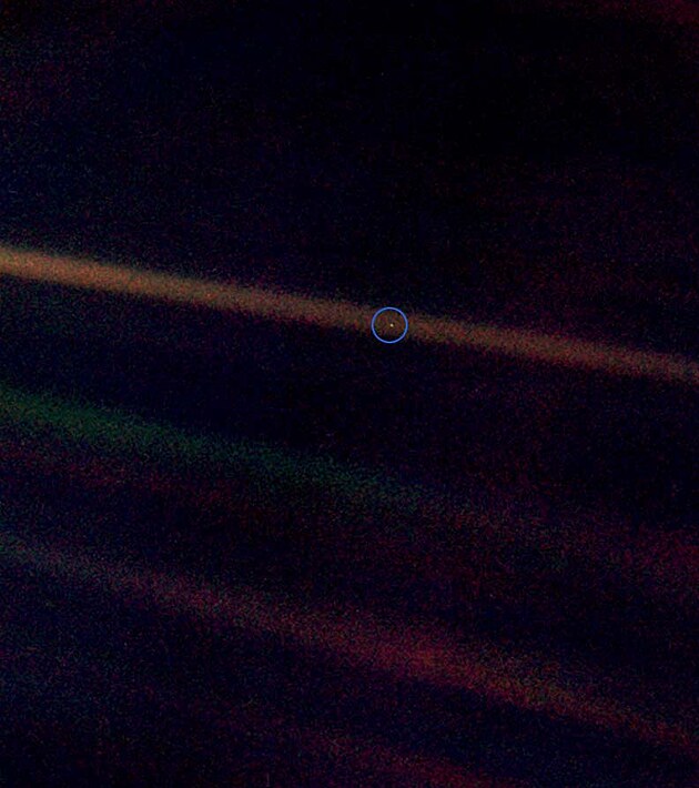 Zde je fotografie Zem z vesmru, kterou podila sonda Voyager 1 v roce 1990, kdy se na Zemi podvala jen z okraje Slunen soustavy. U z n je jasn, jak nepodstatn je lidstvo ve vesmru.