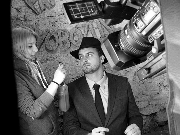 Maskérika Hana Tomanová dodělává poslední úpravy před natáčením na herci Patricku Markesovi. Lokace: mučírna.