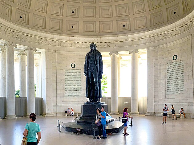 Thomas Jefferson, stojc na podstavci uvnit svho vlastnho pamtnku.