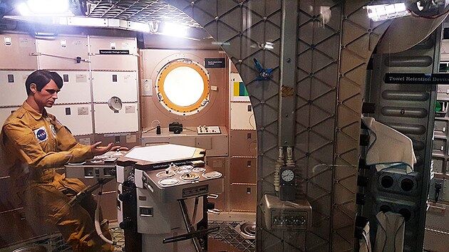 Uvnit prvn americk vesmrn stanice Spacelab to vypad trochu jako v njakm sci-fi filmu z 80. let. Rozhodn by tady lovk neekal kajuty jako na lodi a stoleky. Jinak je ale stanice obrovsk.