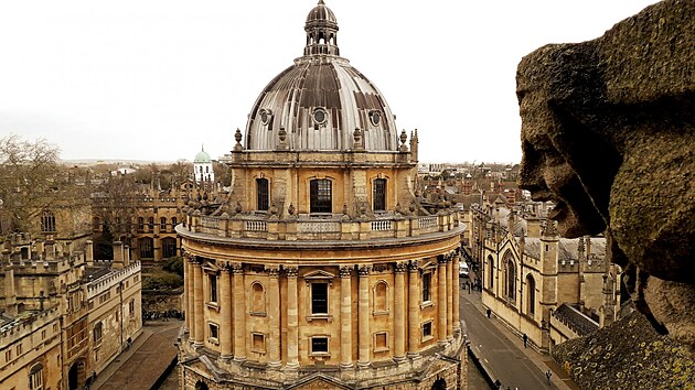 "Radcliffe Camera" - dominanta Oxfordu. Kdybych se deset minut neflkala dole, mohla jsem mt foto s krsnou modrou oblohou.