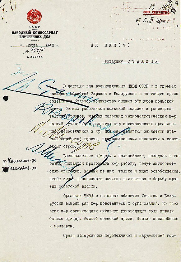 Příkaz k provedení masakru ze dne 5.3..1940 (volené dílo, wikipedia - https://upload.wikimedia.org/wikipedia/commons/thumb/c/c1/Katyn_-_decision_of_massacre_p1.jpg/800px-Katyn_-_decision_of_massacre_p1.jpg)