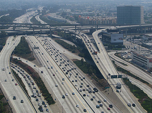 Typick obrzek z nadhledu na stedn irokou silniku v Los Angeles, kterm se zbyten stra et idii
