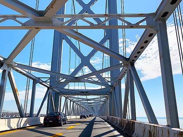 Jzda pes Chesapeake Bay Bridge je opravdu siln zitek a rozhodn to nen nic pro lidi, kte maj zvrat. Neumm si pedstavit, jak by zde dopadla njak vt nehoda.