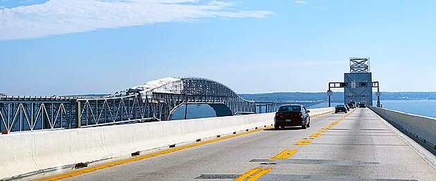 Chesapeake Bay Bridge jsou vlastn dva mosty vedle sebe a nkter jejich seky vypadaj jako postaven ze stavebnice Merkur.