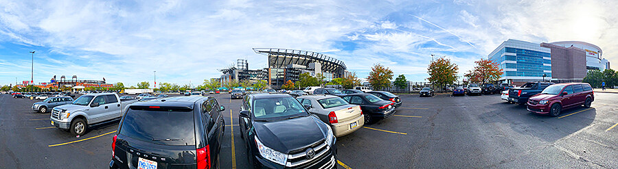 Ti obrovsk stadiony a jedno gigantick parkovit. Zcela vpravo, v hokejov hale Philadelphia Flyers, hraje Kuba Vorek, uprosted se hraje americk rugby a zcela vlevo baseball.
