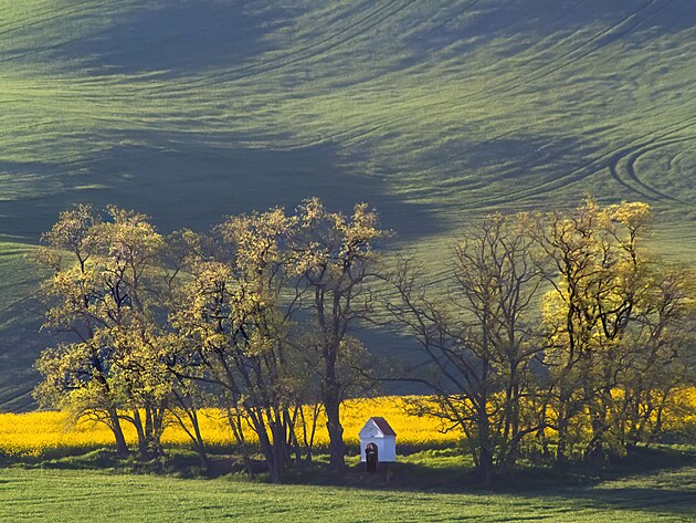 Nhodn zachycen, nearanovan scna. Dvojice (jako Josef a Maria, Svat rodina) stojc ped vchodem do kapliky svat Barbory.