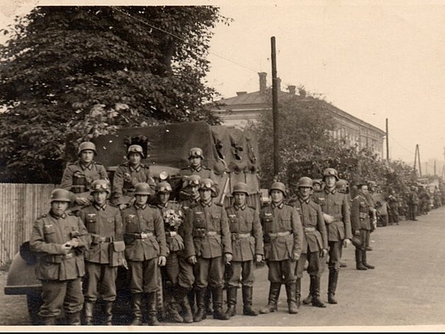 Nmet vojci v roce 1939 na ulici Jeblunkovsk v eskm Tn. Foto prezentovno se souhlasem majitele.