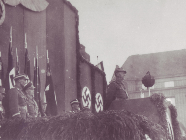 Velitel SA v eskm Tn Viktor Lutze v roce 1942 pi projevu ke svm jednotkm. Padl 2.5.1945 pi obran Berlna. Foto prezentace se souhlasem majitele.