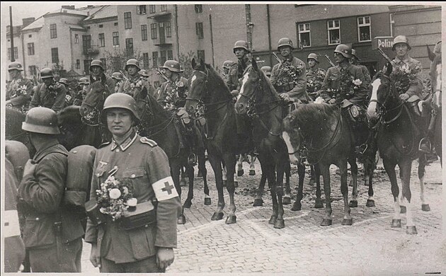 Wehrmacht na nmst v eskm Tn ped odchodem na vchodn frontu v roce 1944. Foto prezentovno se souhlasem majitele.