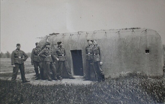 Nmet vojci v roce 1940 pzuj ped bunkrem opk na ulici Sokolovsk v eskm Tn. Foto prezentovno se souhlasem majitele.