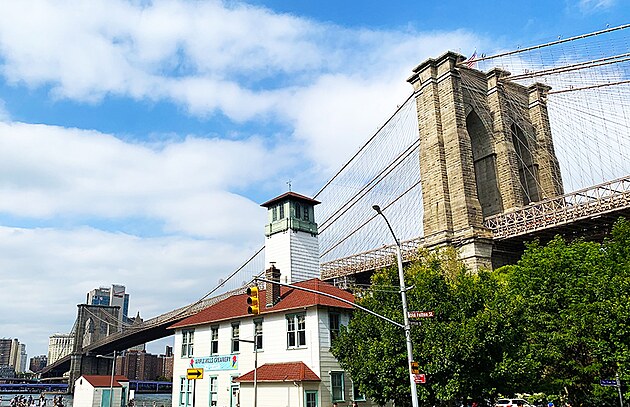 Jedna z nejvce ikonickch staveb v New Yorku je bezesporu Brooklynsk most, kter spojuje Brooklyn s Manhattanem.