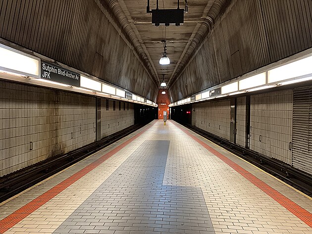Metro v New Yorku je dost pinav a nevzhledn zleitost. Tady je napklad nstupit do V, co psob, zejmna na konci, dost dsiv.