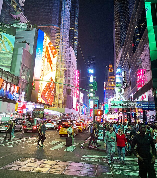 Ulice nonho New Yorku jsou osvtlen pedevm z reklam a okolnch budov. Mnostv lid na chodncch je prakticky neustle znan.