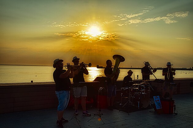 Hel, promen�dn� koncert na n�b�e��.