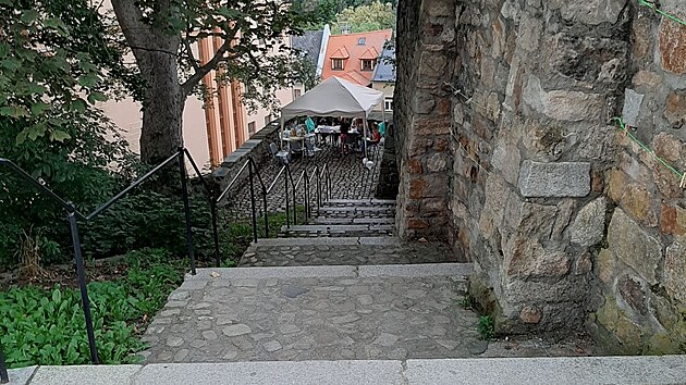 Spolen s kastelnkou hradu Loket jsme vybrali hezk msto v podhrad na jedn z pstupovch cest a zde umstili n hlavn stan.